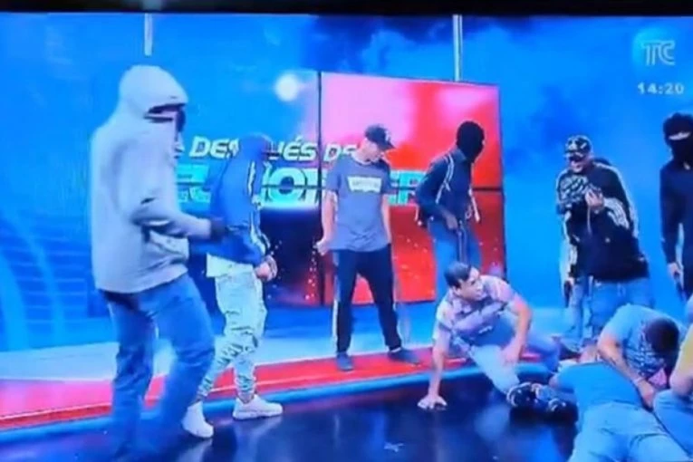 HOROR NA NACIONALNOJ TELEVIZIJI! Voditelji emisije uzeti kao taoce uživo! Vođa narko kartela pobegao iz zatvora, vanredno stanje proglašeno!