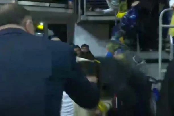 DRAMA NAKON MEČA FENERBAHČE-PARTIZAN: Navijači PADALI sa TRIBINA! (GALERIJA)