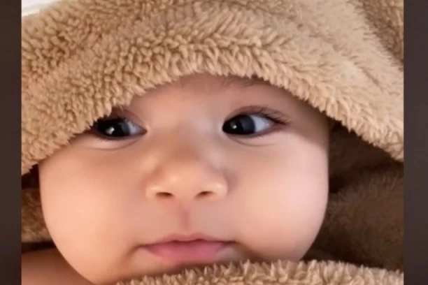 OVO JE NAJSLAĐA BEBA NA INTERNETU: Njenom osmehu je nemoguće odoleti, rastopila je srca 15 miliona ljudi na društvenim mrežama! (VIDEO)