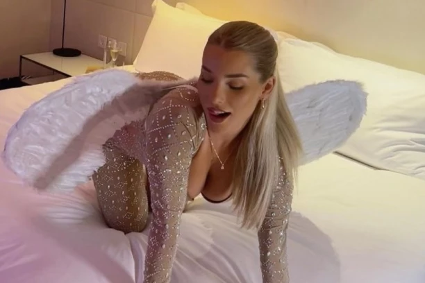 ZBOG NJE SU TRIBINE UVEK PUNE: Atraktivna fudbalerka zarađuje MILIONE na sajtu za odrasle, ali je ponosna DEVICA (FOTO)