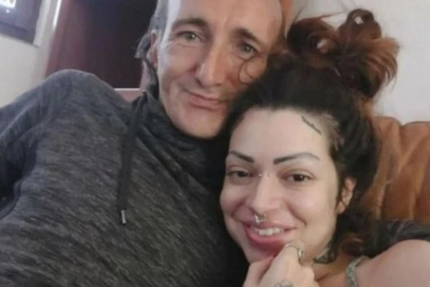 VERENIČKI PRSTEN NUDI DRUGOM MUŠKARCU: Pevačica raskinula vezu sa 16 godina STARIJIM dečkom, pa dala OGLAS!