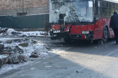 TEŠKO POVREĐEN VOZAČ AUTOBUSA I SEDAM PUTNIKA! Jezivi detalji tragedije na Smederevskom putu: Vozač automobila (46) poginuo na licu mesta! (FOTO)