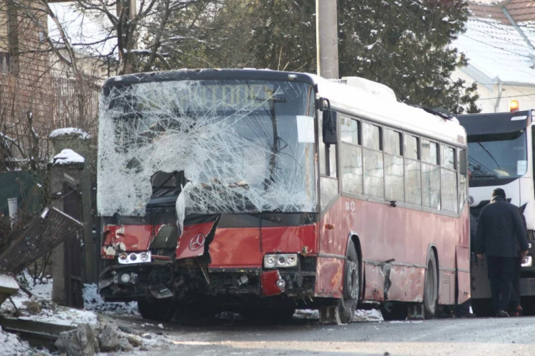 VOZAČU POZILILO, AUTOBUS PROKLIZAO: Meštani u šoku nakon nesreće u Ritopeku - izgubio je kontrolu, Hitna ga je odvezla (VIDEO)