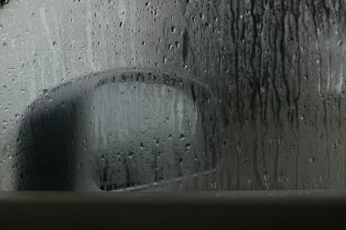 OVAKO SE NIKADA NEĆE STVORITI KONDENZACIJA NA PROZORU AUTOMOBILA: Sve što vam treba već imate, a rešenje je JEDNOSTAVNO