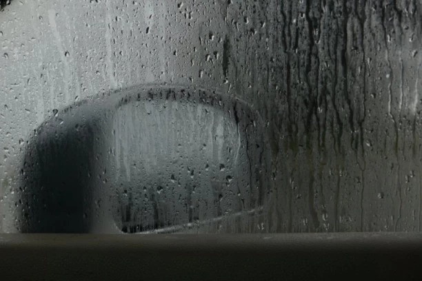 OVAKO SE NIKADA NEĆE STVORITI KONDENZACIJA NA PROZORU AUTOMOBILA: Sve što vam treba već imate, a rešenje je JEDNOSTAVNO