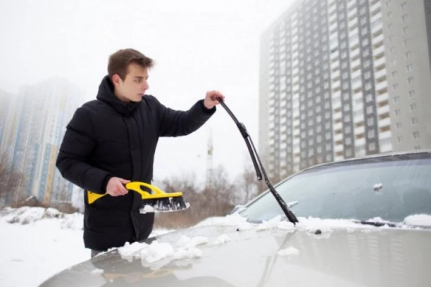 PROFI SAVETI KAKO DA BRZO I LAKO ODLEDITE AUTO: Dve namirnice iz kuhinje sprečiće smrzavanje šoferšajbne (FOTO)