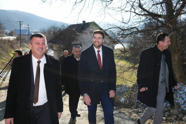 MINISTAR ĐERLEK OBIŠAO ZAVRŠEN PROJEKAT U KURŠUMLIJI: Investicija od 9,8 miliona osigurala vodosnadbevanje za više stotina građana (FOTO)