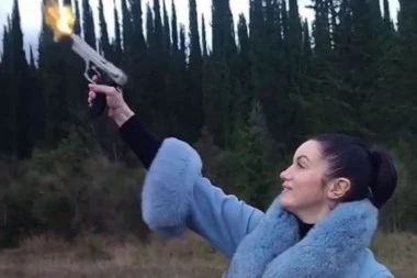 POLICIJA PRONAŠLA DEVOJKU D.Š. KOJA JE PUCALA IZ PIŠTOLJA I ČESTITALA PUTINU: Otkriveno šta je pronađeno u njenom stanu! (VIDEO)