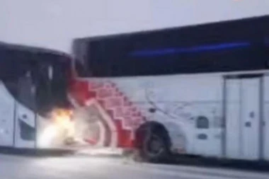 JEZIV SNIMAK LANČANOG SUDARA! DVE OSOBE POGINULE: Dva autobusa i kamion učestvovali u stravičnoj nesreći! (VIDEO)