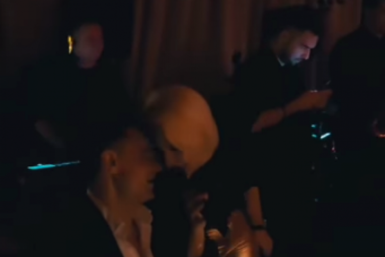 Jovana Jeremić peva dečku Draganu Stanković na uvce