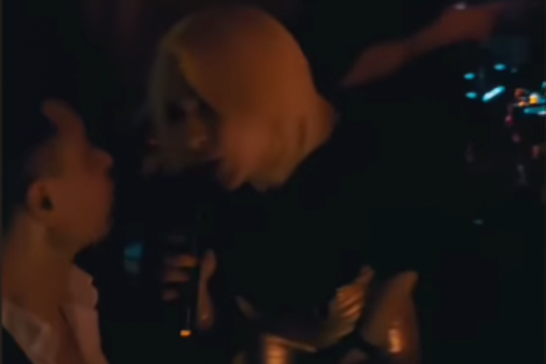 Jovana Jeremić peva dečku Draganu Stanković na uvce