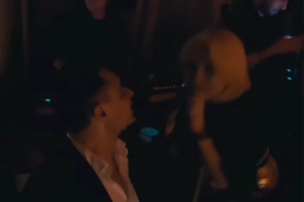 JOVANA JEREMIĆ PEVA DEČKU BIZNISMENU NA UVCE: Latila se mikrofona, pa mu posvetila OVE STIHOVE! (FOTO)