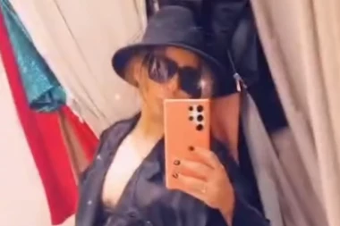 ŠTA SE DEŠAVA SA ANOM NIKOLIĆ? Pevačica zabezeknula javnost novim SNIMKOM: Grudi ispale, sevnule i PODVEZICE! (FOTO)