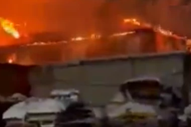 OVAJ UDAR NA PUTINA ĆE IM DOĆI GLAVE! U plamenu fabrika koja proizvodi pancire za ruske trupe: Radnici bežali iz pakla da spasu ŽIVU GLAVU! (UZNEMIRUJUĆ VIDEO)