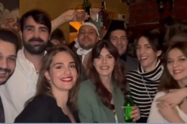 PRVI PUT VIDITE PIJANOG BIKOVIĆA! Poznati glumac sa viskijem u ruci proslavljao dolazak naslednika, DRUŠTVO GA POCEPALO! (FOTO)