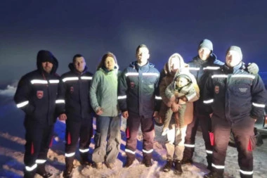 HRABRI VATROGASCI IZ BJELOG POLJA U AKCIJI: Izgubljena ruska porodica spašena iz zavejanog nepristupačnom terena!