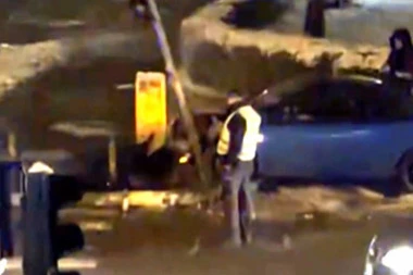 KOLIMA SE ZAKUCAO U SEMAFOR! Udes u Zemunu, automobil uništen! (VIDEO)