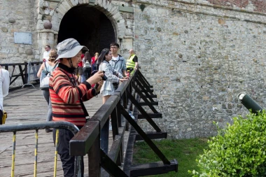 EVO ZAŠTO VIĐATE TOLIKO KINEZA NA ULICAMA ŠIROM SRBIJE! Turista iz Kine čak 230% više!