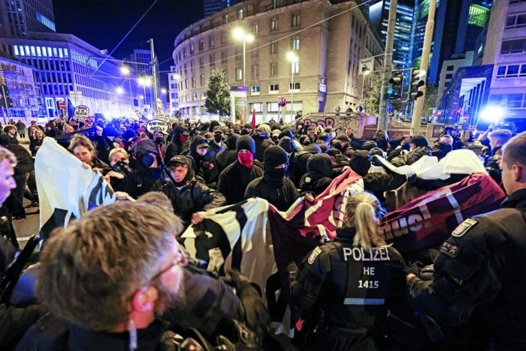 "MUŠKARAC I ŽENA, PRAVI TEMELJ ŽIVOTA": Desničarima prekipelo, organizuju demonstracije protiv ove populacije