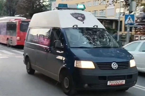 TROJICA RADNIKA POGINULA, DVOJICA POVREĐENA! Stravična nesreća: Kombi sleteo s mosta!