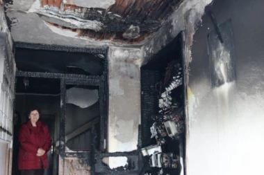 TUŽNE SCENE NAKON POŽARA NA BANOVOM BRDU: Ljudi uzimaju stvari i napuštaju zgradu, 15 dana neće imati struje! Zgrada kao da je prošla rat: Mislili smo da će eksplodirati! (FOTO)
