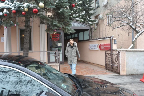 BIKOVIĆ VODI SINA KUĆI! Došao po izabranicu i dete, zajedno izlaze iz porodilišta?! (FOTO)