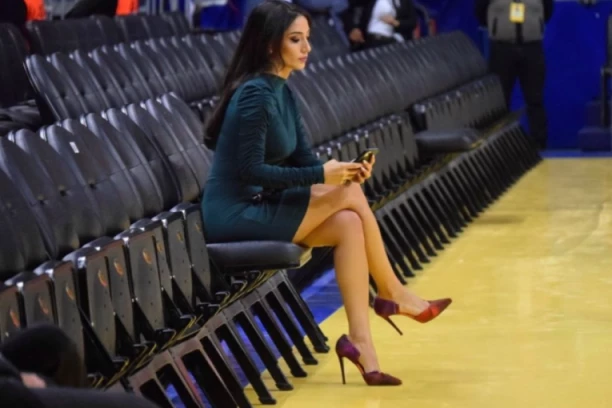 MUŠKARCI SU U TRANSU! NA NJENU LEPOTU NIKO NIJE IMUN! OČARALA je i Željka Obradovića! NAJLEPŠA novinarka u Evroligi!? (FOTO)