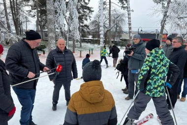 PALMA: Stvorili smo USLOVE ZA DECU U JAGODINI - da naša deca budu RAVNOPRAVNA sa decom u Evropi. DA ZNAJU DA SKIJAJU, PLIVAJU I KLIZAJU (FOTO)