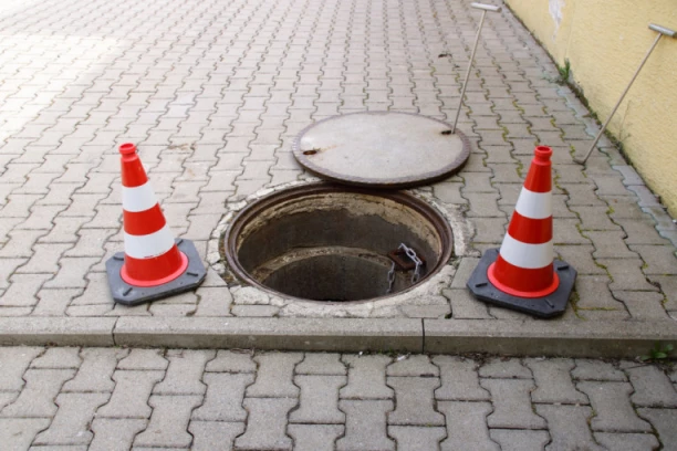 TRAGIČAN EPILOG NESREĆE: Dete upalo u šaht, uprkos medicinskoj pomoći preminulo u bolnici