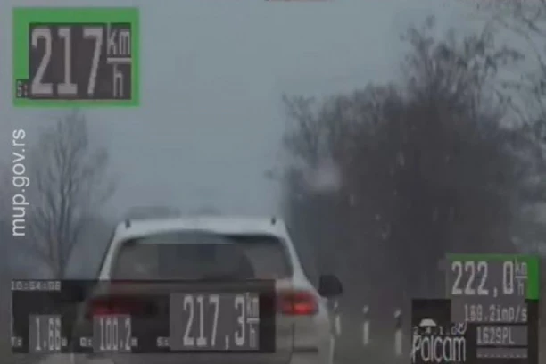 BAHATI VOZAČ IZ BEOGRADA JURIO PUTEM 217 KM/H: Policijski presretač „ulovio“ vozača BMW-a!