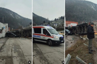 UŽASNA SAOBRAĆAJKA KOD UŽICA: Kamion prevrnut nasred kolovoza, više vozila učestvovalo u udesu! (VIDEO)