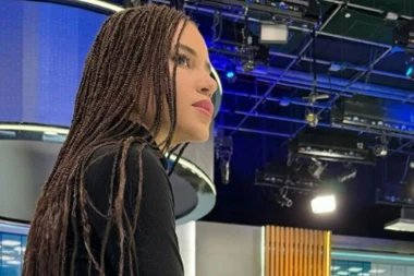 ZBOG NJENE FOTOGRAFIJE MNOGIMA SE SLOŠILO! Manekenka u studiju sedela NAORUŽANA do zuba, svima se digli objektivi! (FOTO)