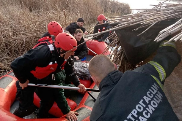 DRAMATIČNO U SUBOTICI! PREVRNULA SE AMFIBIJA NA JEZERU: Hitna akcija spasavanja, petoro završilo u ledenoj vodi (FOTO)