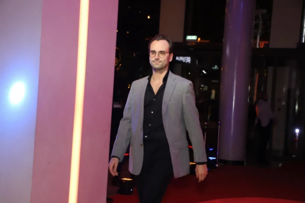 POPULARNI GLUMAC PROMENIO LIČNI OPIS! Nedavno je postao otac, a sad objavio fotografiju na kojoj je NEPREPOZNATLJIV!