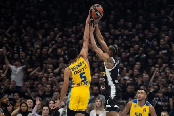 GORI ARENA! KAKVA AKCIJA PARTIZANA! Smailagić bacio loptu DO PLAFONA, a Trifunović uradio OVO!