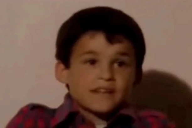 "JA SAM TEBE PUNO VOLEO, PLAKAO SAM ZA TOBOM" Priča od pre 35. godina i dalje tera suze na oči: Sećate li se Borisa, dečaka kog je MAJKA OSTAVILA? (VIDEO)