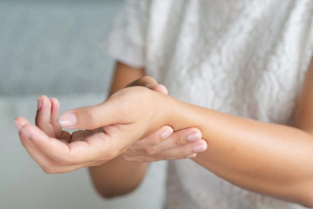 SIMPTOM RAKA PLUĆA SE VIDI NA RUKAMA: Dobro se zagledajte da li postoji OVO - neobični znaci koji NE liče na ovu RAZORNU bolest!