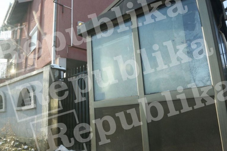 Policijska kućica ispred kuće u Ritopeku