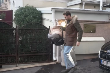 BIKOVIĆ STIGAO PO SINA I SUPRUGU U PORODILIŠTE: Glumac ne skida osmeh sa lica!