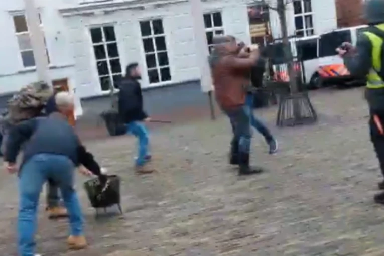 GRUPA MUŠKARACA ZAPALILA KURAN U CENTRU GRADA Policija reaguje, protesti eskalirali širom sveta (VIDEO)