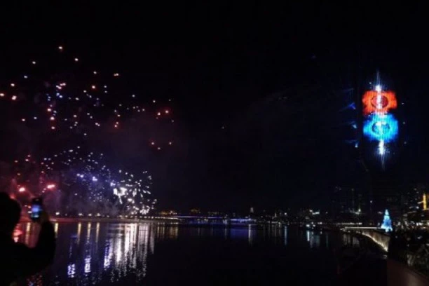 SENZACIONALNI VATROMET NA KULI BEOGRAD: Pogledajte očaravajući crveno-plavo-beli šou! (VIDEO/FOTO)