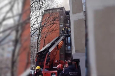 "KOMŠIJA ME PROBUDIO I VIKAO DA GORI ZGRADA": Na terenu veliki broj vatrogasaca, još se bore sa požarom (VIDEO)