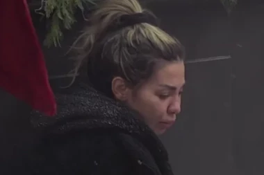 ANELI RAZVALJENA OD BOLA: Janjuš je DOKUSURIO, glava joj PALA pred kamerama (FOTO)