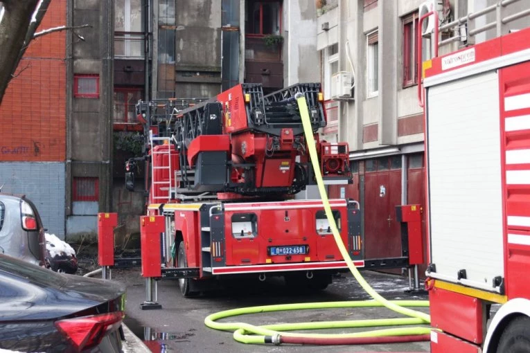 DRAMA NA VOŽDOVCU! Evakuisano četvoro ljudi zbog požara, jedno lice napalo vatrogasce!