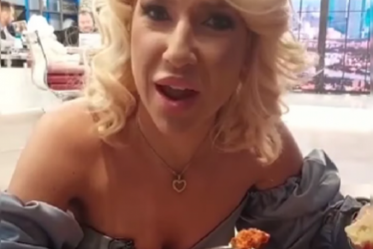 Jovana Jeremić jede ajvar i hleb