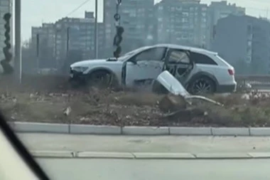 STRAVIČNA SAOBRAĆAJKA U NIŠU: Automobil u POTPUNOSTI uništen, od siline udarca iskočili vazdušni jastuci! (VIDEO)