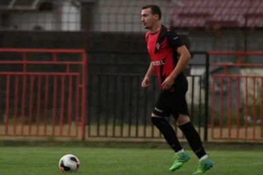 PODRHTAVA STADION "KRAJ PIJACE": Put kojim se ređe ide - iskusni defanzivac obukao dres gradskog rivala!