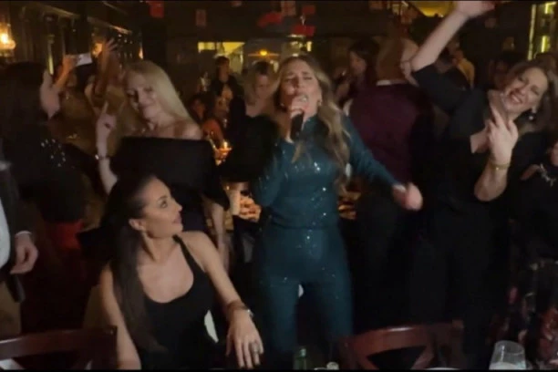 CECU ŠOKIRALI U KAFANI: Izašla u Skadarliju, gosti je IZNENADILI - ovome se nije nadala! (VIDEO)