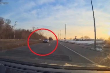 SNIMLJEN JOŠ JEDAN VOZAČ KAMIKAZA NA STAROM NOVOSADSKOM PUTU: Vozio velikom brzinom u kontra-smeru i TRUBIO DRUGIM VOZAČIMA (VIDEO)