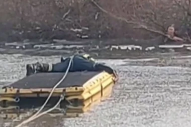 DRAMA U KRNJAČI! Žena sa psom upala u ledenu vodu, spasena neverovatnom akcijom vatrogasaca! (VIDEO)